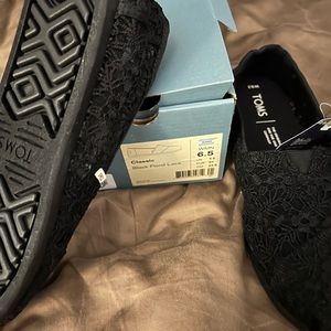 Toms floral black new in box
